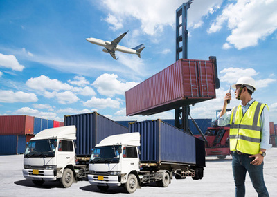 工程師檢查計劃船舶與航運在數(shù)字平板上的應用